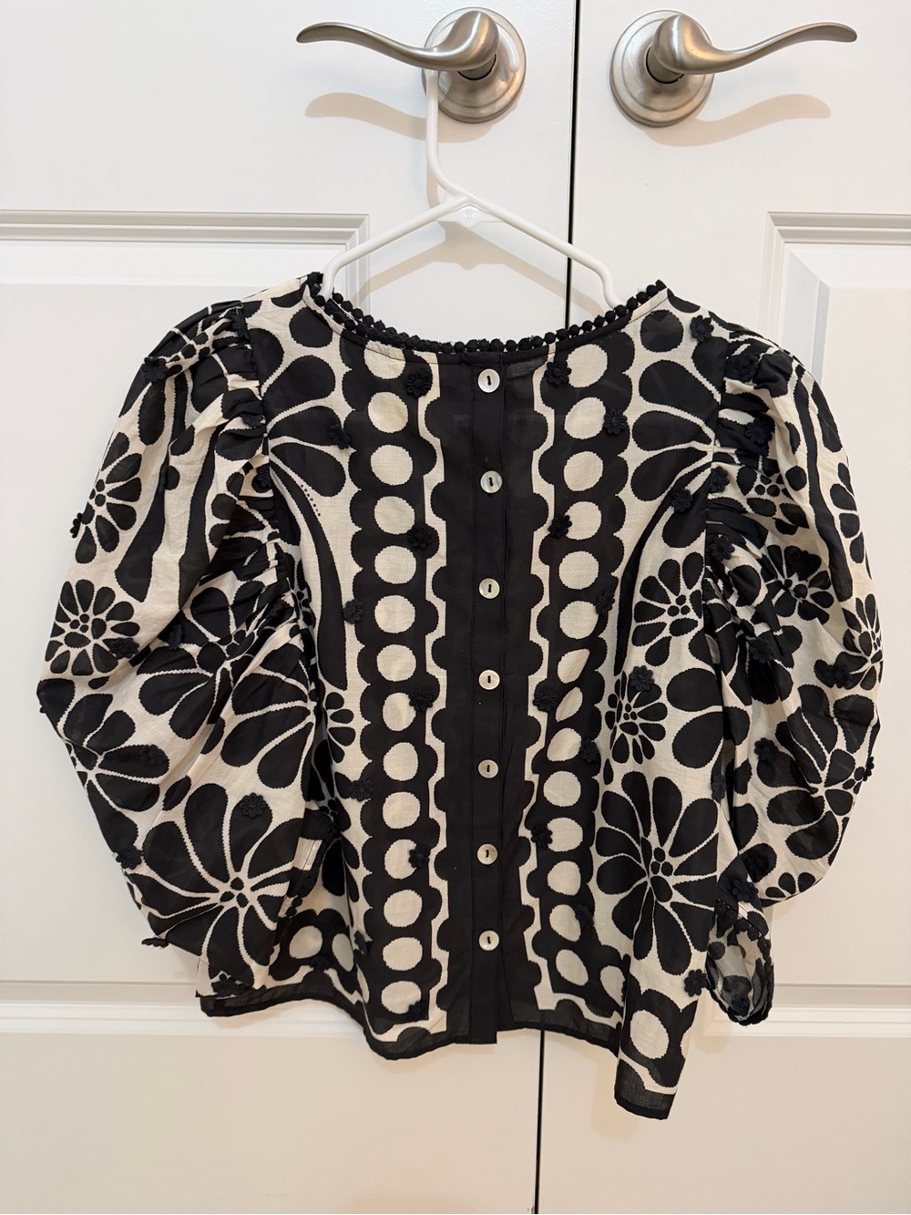 FARM Rio Black & White Floral Puff-Sleeve Blouse